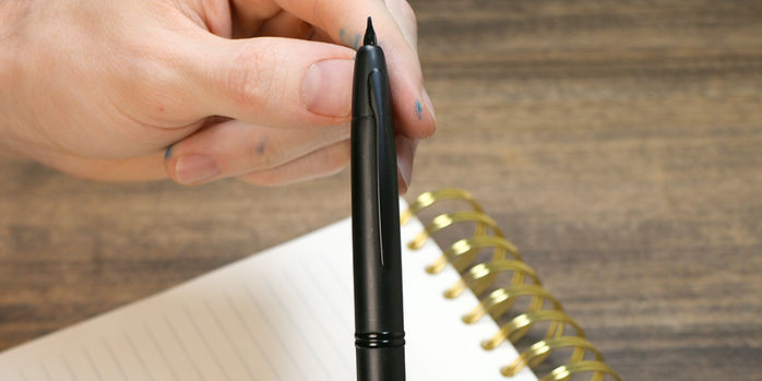 pilot_vanishing_point_fountain_pen_black_matte_in_hand