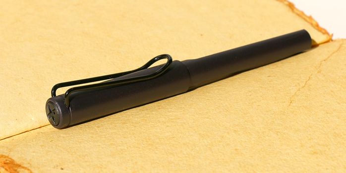 lamy_safari_steel_black_fountain_pen_capped