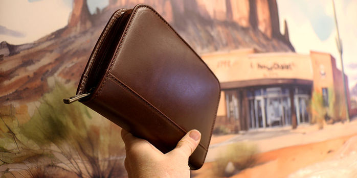 aston_leather_collectors_10_pen_carrying_case_cognac_in_hand