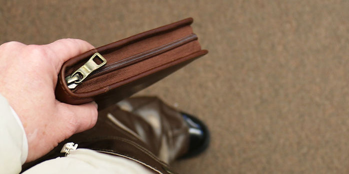 aston_leather_six_pen_carrying_case_carrying_it_around