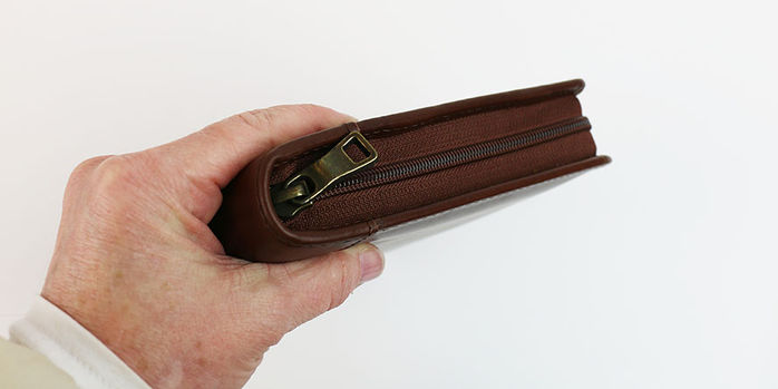 aston_leather_six_pen_carrying_case_in_hand