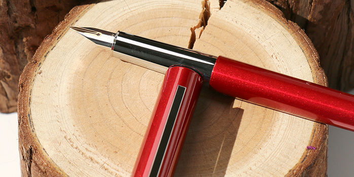 lamy_scala_piano_red_fountain_pen_uncapped