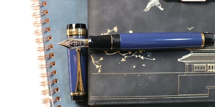 pilot_custom_urushi_prussian_blue_fountain_pen_on_notebook