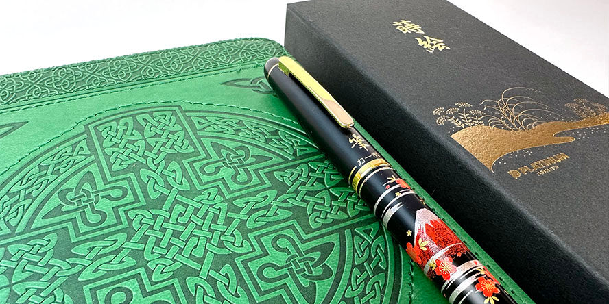 Platinum Brush Maki-e Fountain Pens platinum_maki_e_brush_pen_capped_with_green_notebook