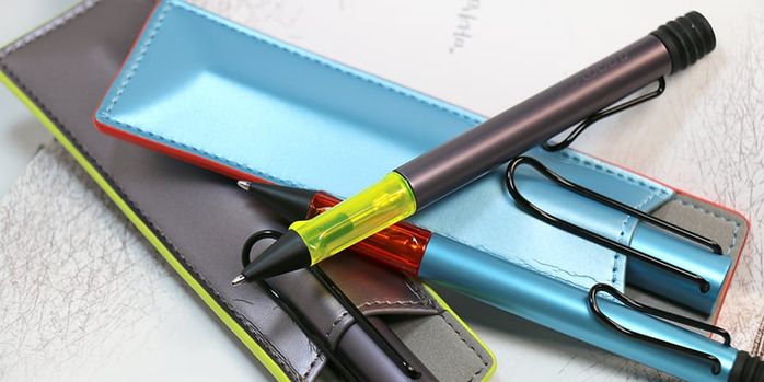 lamy_2025_special_edition_al_star_denim_and_aubergine_ballpoint_pens_up_close