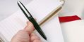 diplomat_aero_evergreen_fountain_pen_in_hand