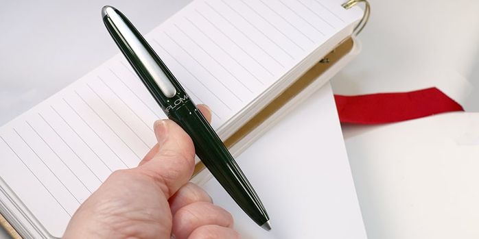 diplomat_aero_evergreen_fountain_pen_in_hand