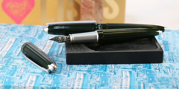 diplomat_aero_evergreen_fountain_pen_uncapped
