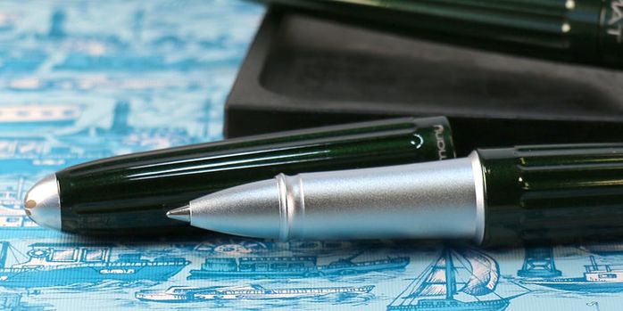 diplomat_aero_evergreen_rollerball_pen_up_close