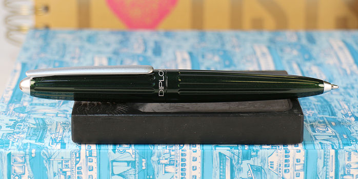 diplomat_aero_evergreen_ballpoint_pen_on_notebook