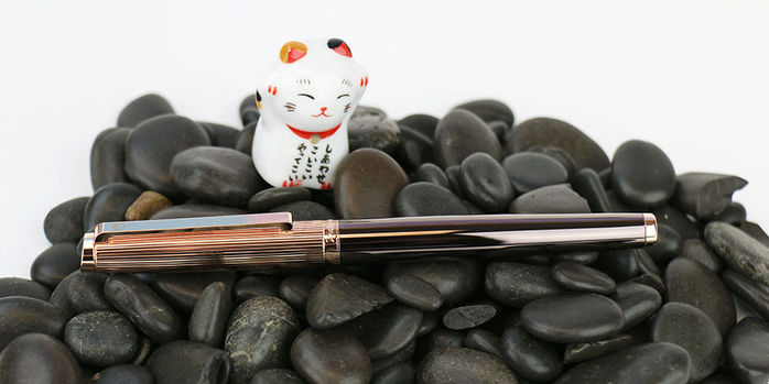 waldmann_tuscany_chocolate_rose_gold_fountain_pen_with_lucky_cat_pen_rest