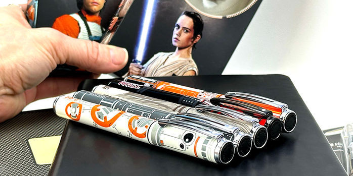 sheaffer_pop_star_wars_fountain_pens_boxes_in_hand_behind