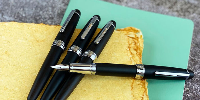 monteverde_special_edition_ebony_monza_fountain_pens_on_notebooks