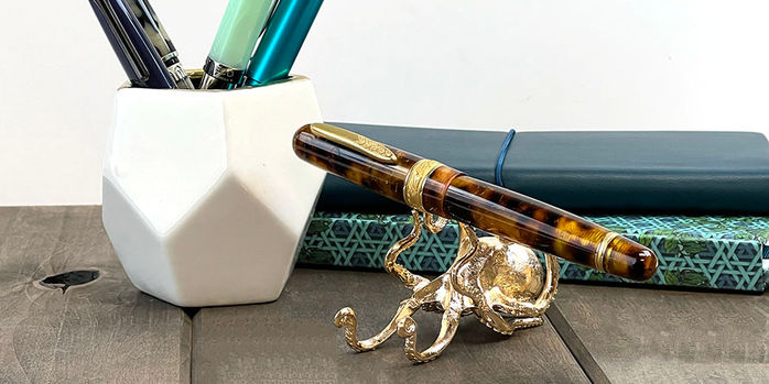 great_octopus_pen_holder_with_stipula_fountain_pen