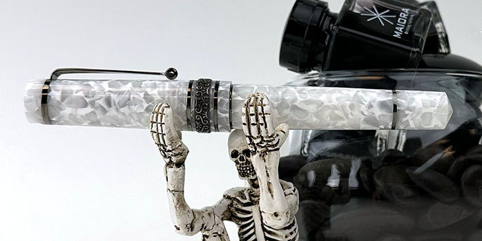 maiora_limited_edition_perla_nera_fountain_pen_with_forevermore_skeleton_pen_holder