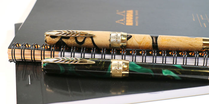 pineider_la_grande_bellezza_rocco_fountain_pens_dune_gold_forest_gold