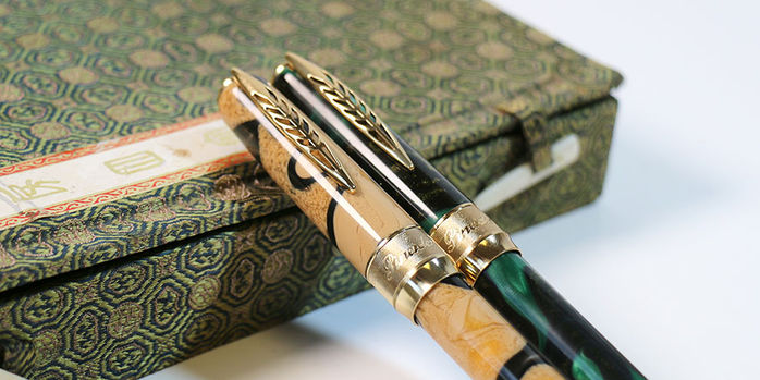 pineider_la_grande_bellezza_rocco_fountain_pens_dune_gold_forest_gold_capped
