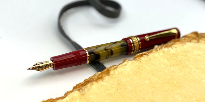 maiora_alpha_aurum_limited_edition_fountain_pen_posted_with_book
