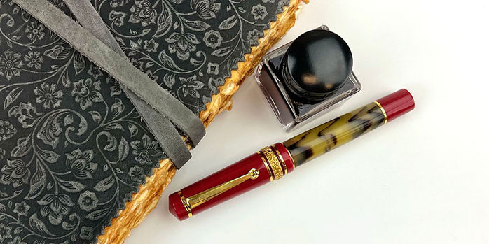 maiora_alpha_aurum_limited_edition_fountain_pen_with_book_and_ink