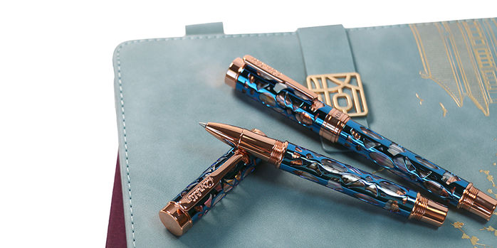 conklin_endura_deco_crest_demo_blue_rose_gold_rollerball_on_notebook
