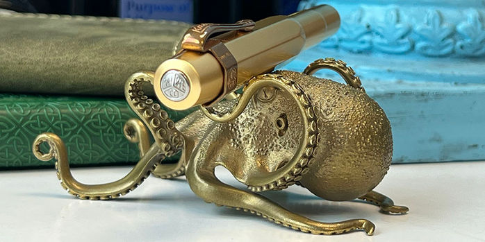 coppertist_wu_wondrous_octopus_pen_holder_holding_kaweco_al_sport_fountain_pen