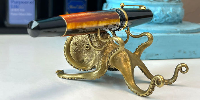 coppertist_wu_wondrous_octopus_pen_holder_holding_maiora_fountain_pen_high