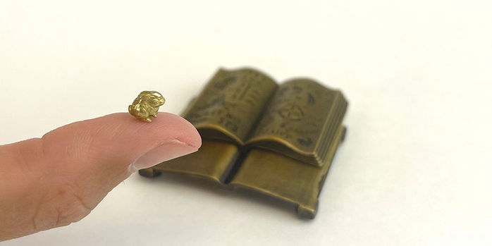 uy_design_listen_to_your_heart_brass_pen_stand_on_thumb