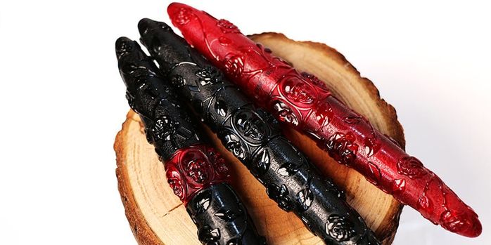benu_skull_and_roses_collection_on_stump_