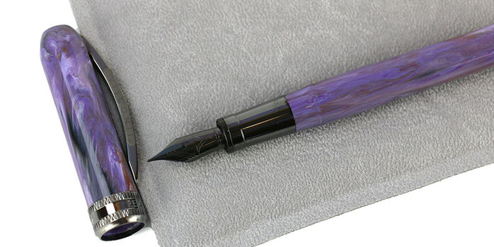visconti_rembrandt_s_lavender_fountain_pen_uncapped_on_notebook