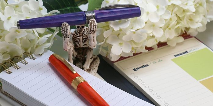 visconti_mirage_mythos_collection_fountain_pens_demeter_and_persephone_capped_with_skeleton_pen_holder