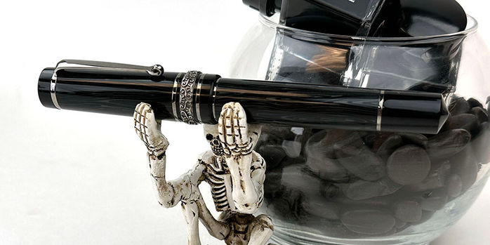 maiora_limited_edition_foresta_nera_fountain_pen_with_skeleton_pen_holder