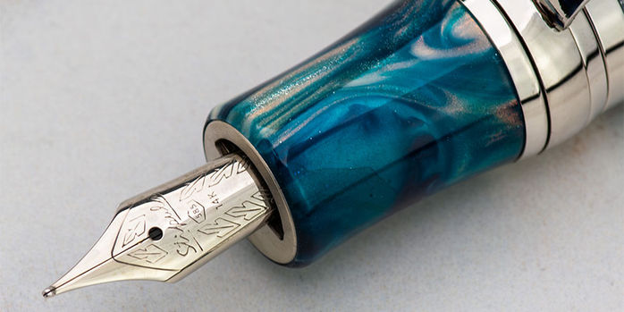 stipula_davinci_capless_usa_resins_fountain_pens_endless_dusk_nib_closeup
