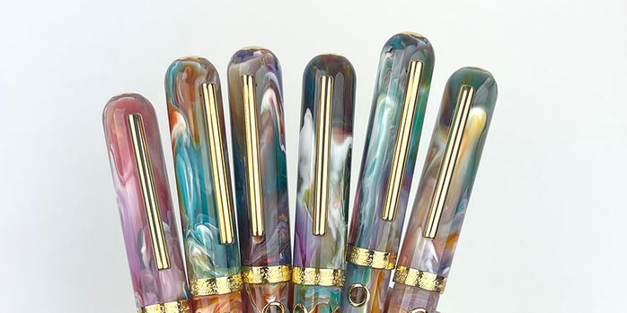 nahvalur_exclusive_special_edition_primary_manipulation_1_nautilus_fountain_pens_in_hand