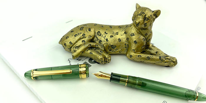 sailor_1911_pen_of_the_year_2023_golden_olive_fountain_pen_standard_with_tiger