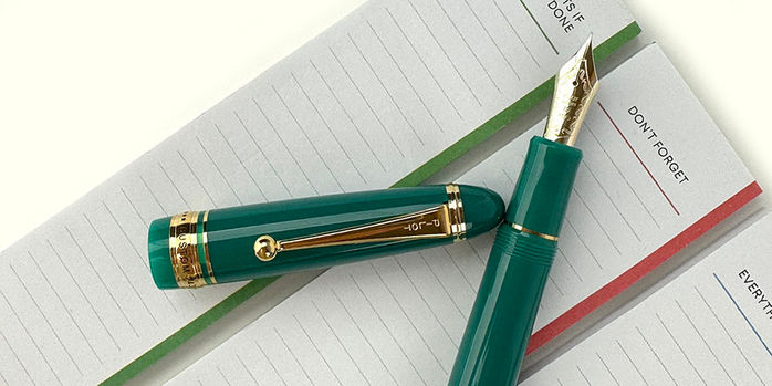 pilot_us_exclusive_custom_743_green_fountain_pen_on_notepad