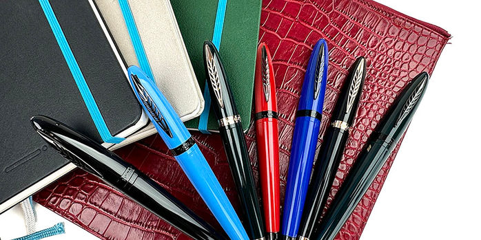 pineider_modern_times_fountain_pens_all_colors_on_notebooks