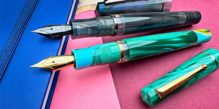 delta_duna_fountain_pens_2_colors__showing_nibs