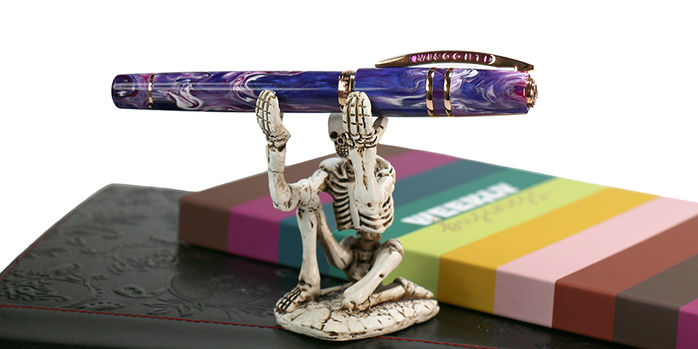 visconti_homo_sapiens_earth_origins_aether_fountain_pen_with_skeleton_pen_holder