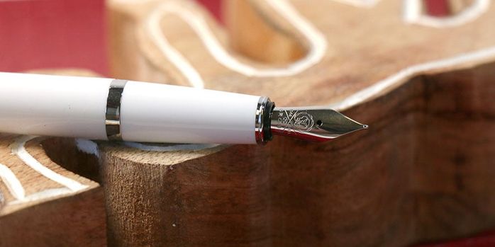 cross_bailey_light_fountain_pen_white_nib