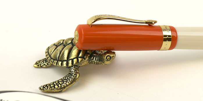 sassy_brassy_sea_turtle_pen_rest_with_kaweco_student_fountain_pen