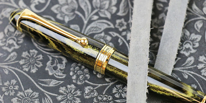 aurora_le_ebonite_88_marbled_yellow_fountain_pen_on_notebook