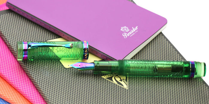 magna_carta_exclusive_tinseled_evergreen_sapphire_grand_christmas_fountain_pens_uncapped