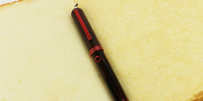 nahvalur_nautilus_ruby_koi_limited_edition_fountain_pen_in_book