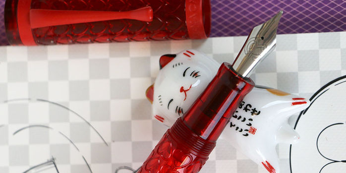 magna_carta_exclusive_sapphire_grand_valentine_cupids_canvas_fountain_pens_with_lucky_cat_pen_rest