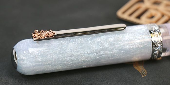 nahvalur_cherry_blossom_voyage_fountain_pen_cap_up_close