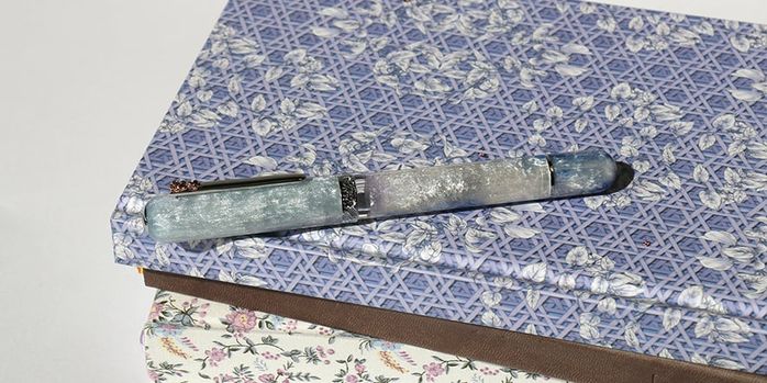 nahvalur_cherry_blossom_voyage_fountain_pen_capped_on_notebook
