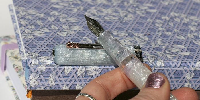 nahvalur_cherry_blossom_voyage_fountain_pen_uncapped_in_hand