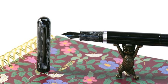 nahvalur_voyage_cookies_and_cream_fountain_pen_uncapped_with_sassy_brassy_cat