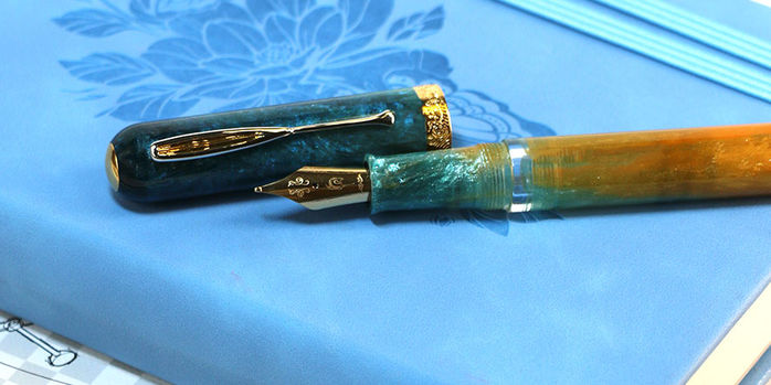 nahvalur_voyage_hawaii_fountain_pens_on_blue_notebook