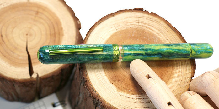 nahvalur_voyage_spring_fountain_pen_capped_on_wood